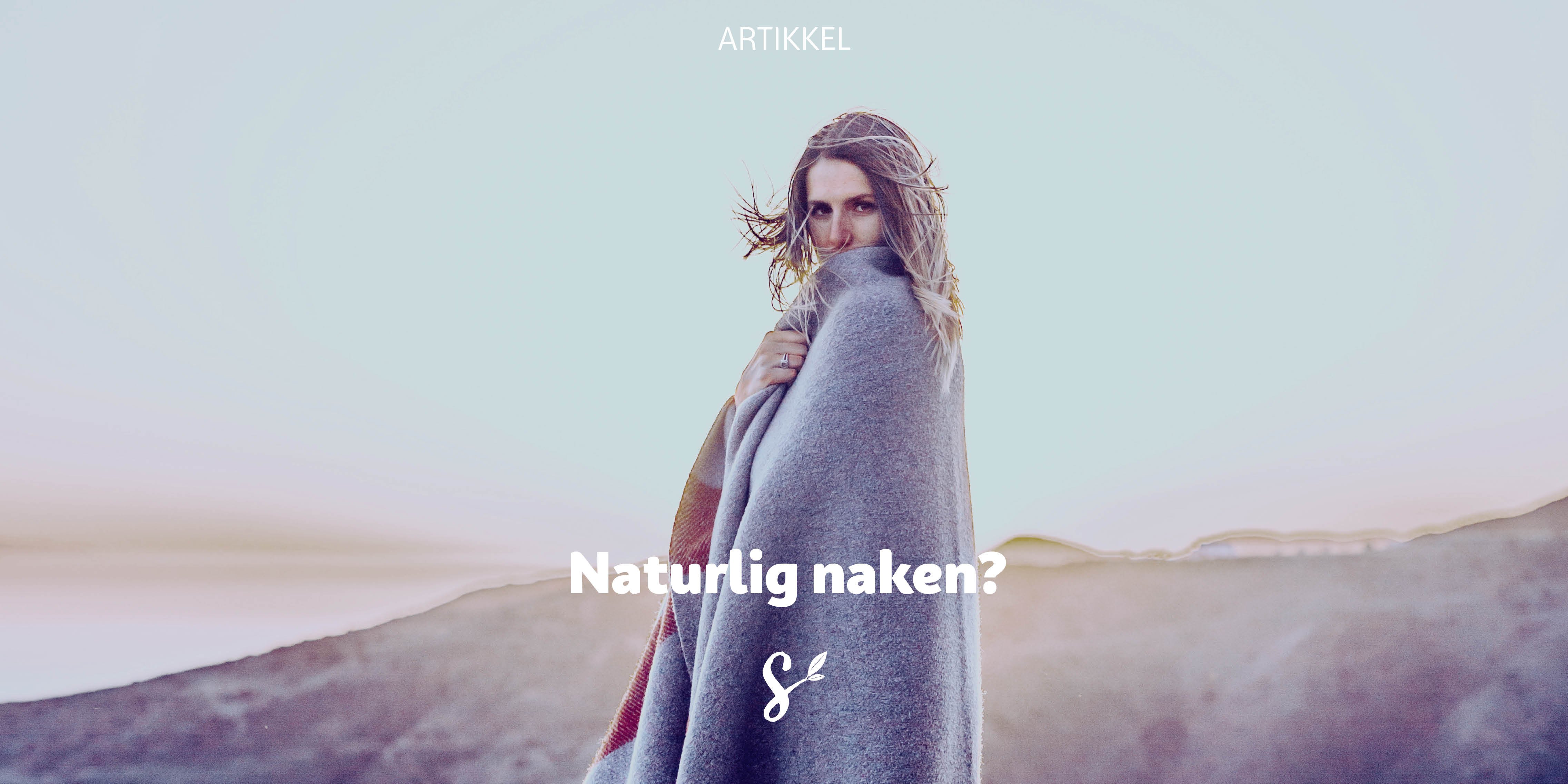 Tittelbilde for artikkelen "Naturlig naken?" av Håvard Kjøllesdal. Dame pakket inn i teppe i landskap.